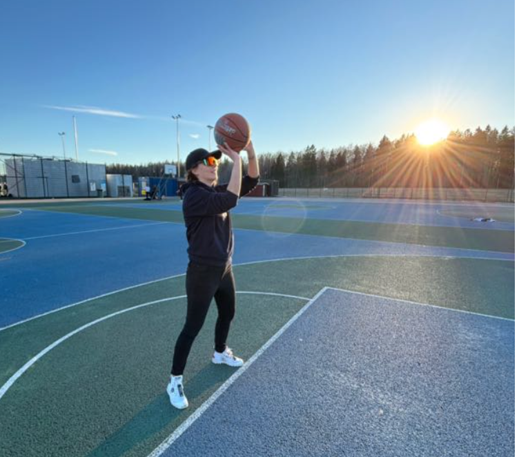 Mielenenergia ja Ahoo yhdistys sisältävät manifestoinnin, energiahoidot, tietoisuustyön, retriitit, meditaatiot, hyvinvointivalmennukset, henkisen kasvun, terveyden tukemisen, tapahtumat, yhteisöllisyyden, itsensä kehittämisen ja korkeamman värähtelyn aktivoimisen.